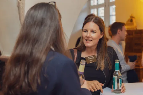 Tagungsfotograf auf dem Forum Mittelstand: Gespräche im Networking-Bereich