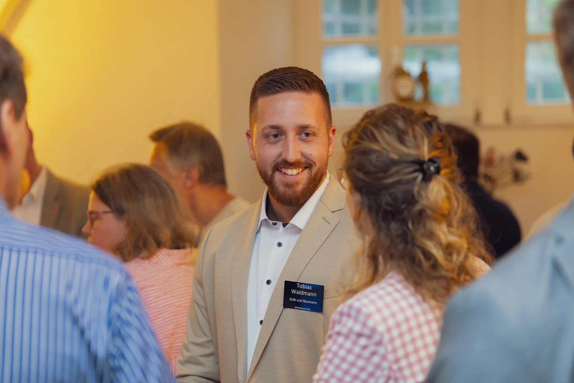 Tagungsfotograf auf dem Forum Mittelstand: Gespräche im Networking-Bereich