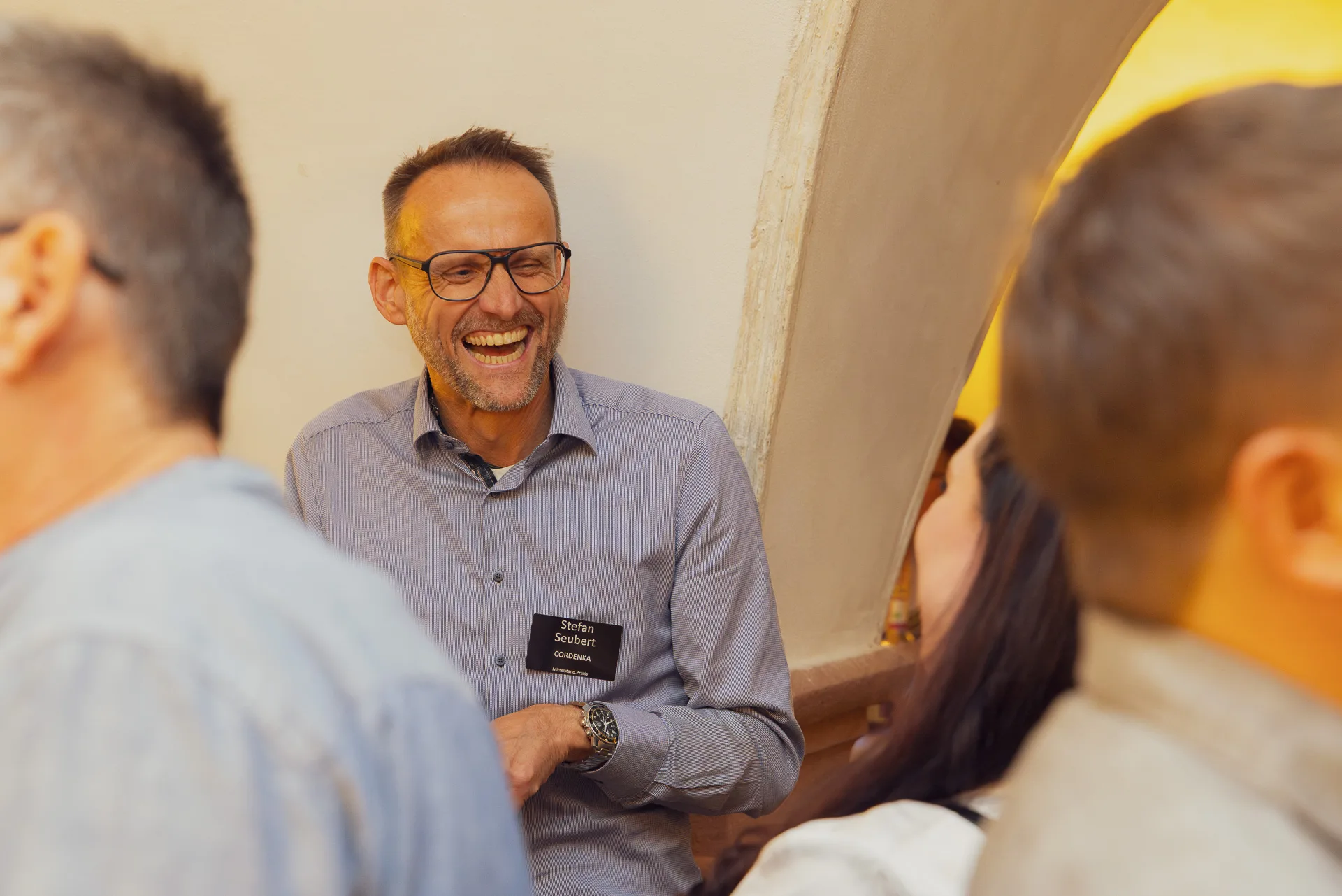 Tagungsfotograf auf dem Forum Mittelstand: Gespräche im Networking-Bereich