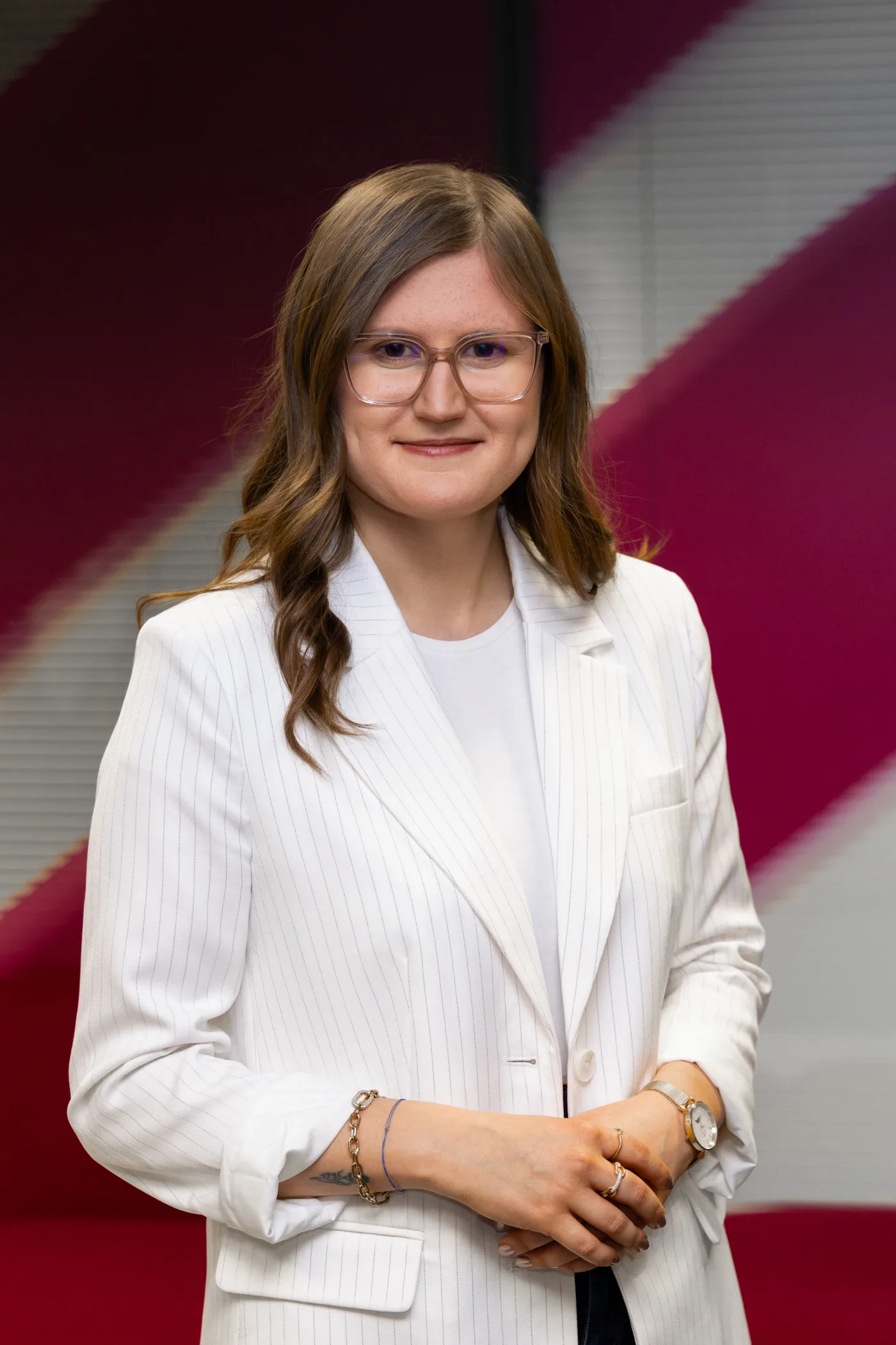 Videoproduktion Aschaffenburg: Interviewpartnerin vor Eurowings-Backdrop beim Dreh des Corporate-Safety-Erklärfilms