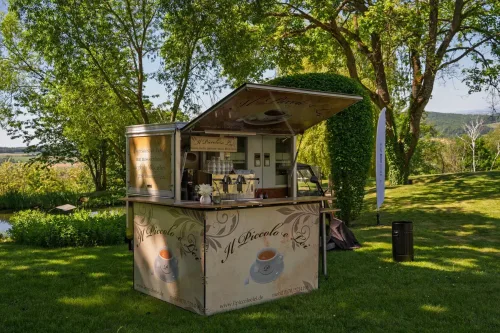 Eventfotograf auf der Firmenfeier: erste Gespräche beim Sektempfang