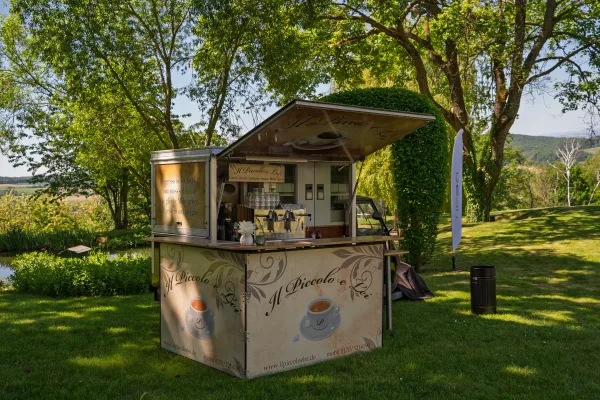 Eventfotograf auf der Firmenfeier: erste Gespräche beim Sektempfang