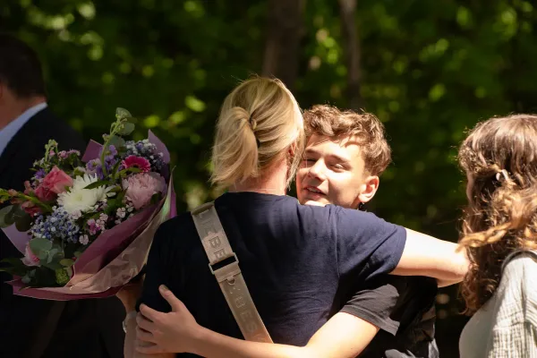 Eventfotografie zur Firmenfeier: Begrüßung der Gäste beim 25. Jubiläum von debit
