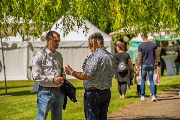 Eventfotograf auf der Firmenfeier: erste Gespräche beim Sektempfang