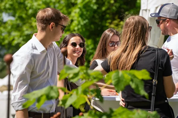 Fotograf für Firmenjubiläum: Ankunft und Empfang beim Sommerfest der debit Computer-Service GmbH