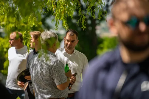 Eventfotograf auf der Firmenfeier: erste Gespräche beim Sektempfang