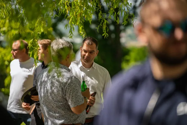 Eventfotograf auf der Firmenfeier: erste Gespräche beim Sektempfang