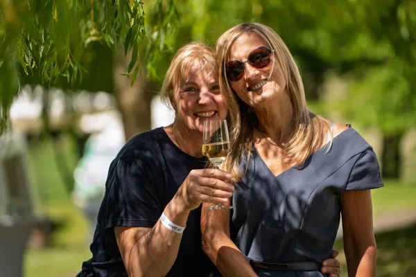 Eventfotograf beim Sommerfest eines Unternehmens: Empfang der Gäste auf dem Geisberg
