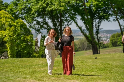 Eventfotografie zur Firmenfeier: Begrüßung der Gäste beim 25. Jubiläum von debit