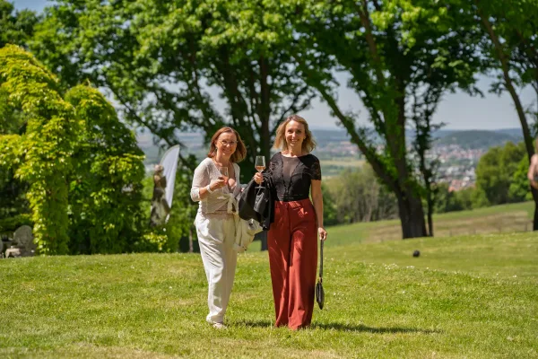 Eventfotografie zur Firmenfeier: Begrüßung der Gäste beim 25. Jubiläum von debit