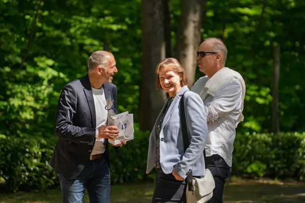 Fotograf für Firmenjubiläum: Ankunft und Empfang beim Sommerfest der debit Computer-Service GmbH