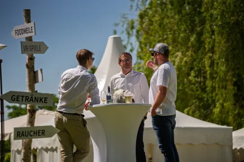 Eventfotografie zur Firmenfeier: Begrüßung der Gäste beim 25. Jubiläum von debit