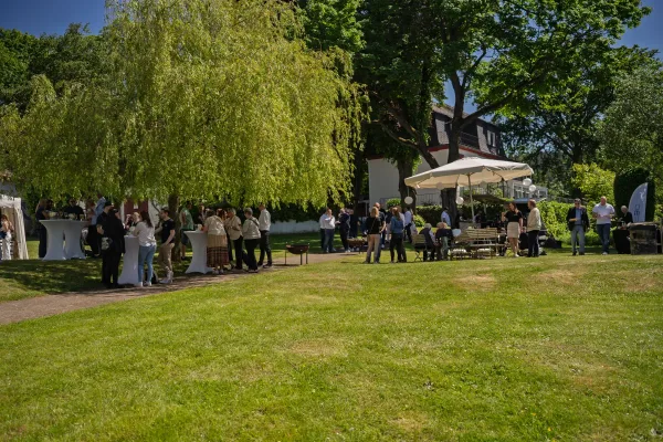 Eventfotograf beim Sommerfest eines Unternehmens: Empfang der Gäste auf dem Geisberg