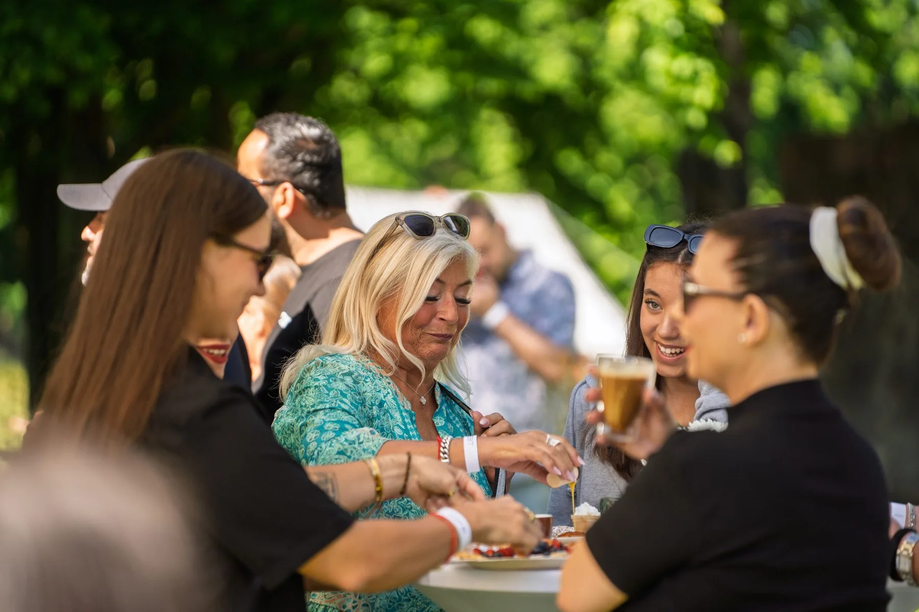 Eventfotografie beim Sommerfest einer Firma: Food Trucks und Longdrink-Bar