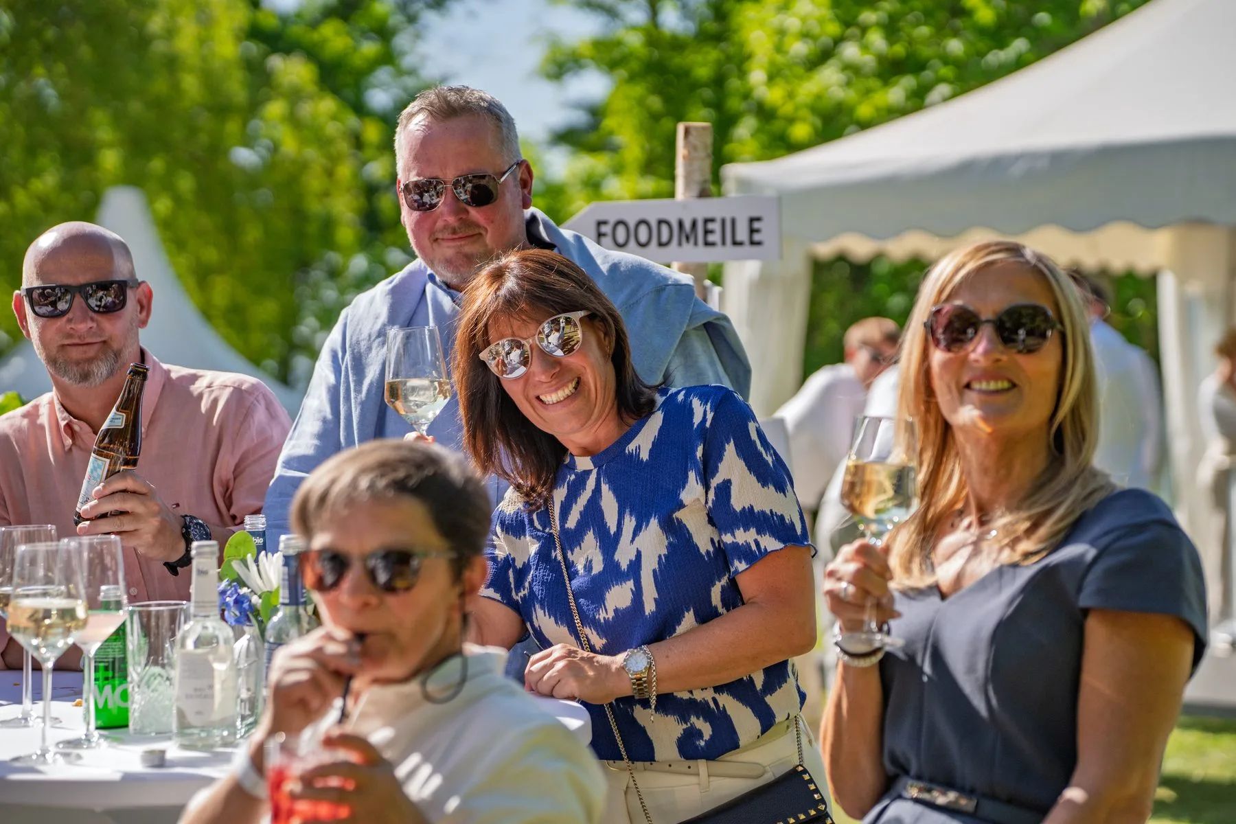 Eventfotograf auf der Firmenfeier: Catering, Grill und Getränke für die Gäste