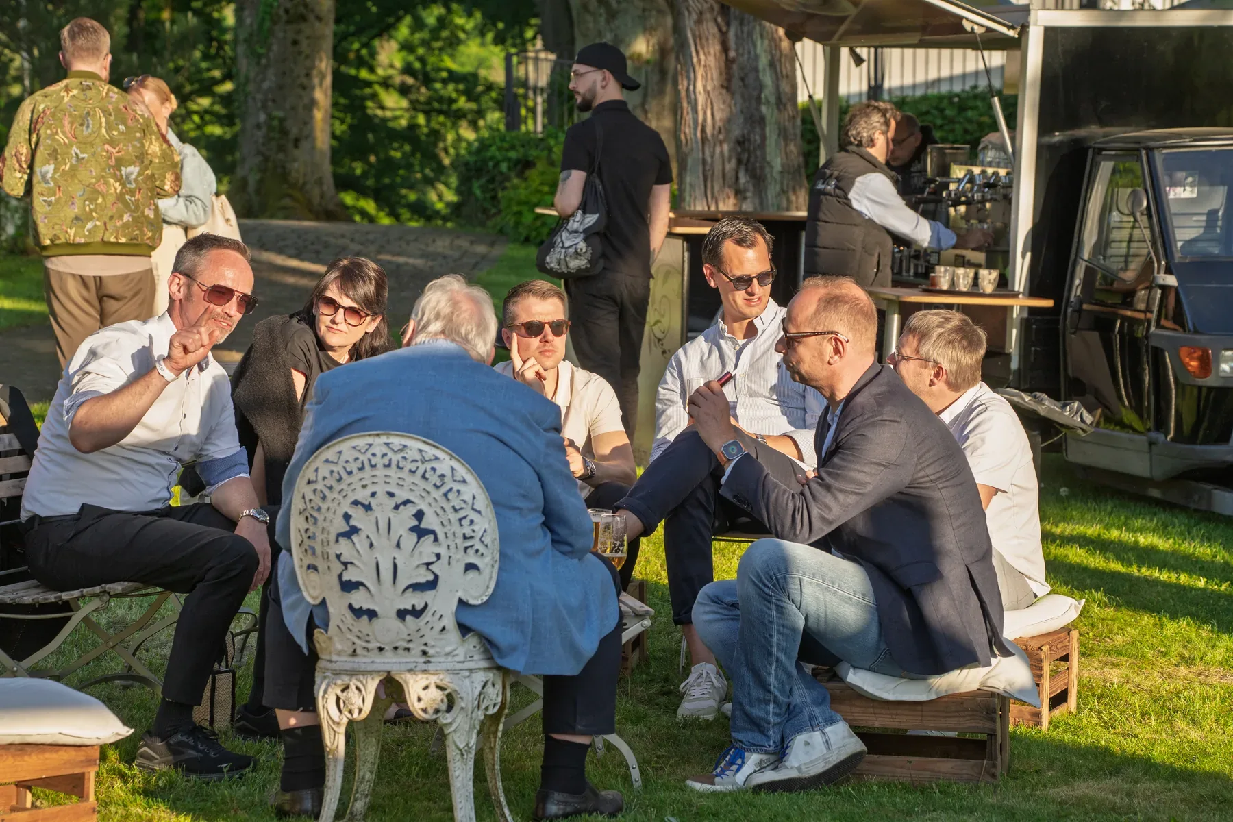 Eventfotograf auf der Firmenfeier: Kollegen im Gespräch beim 25. Jubiläum von debit