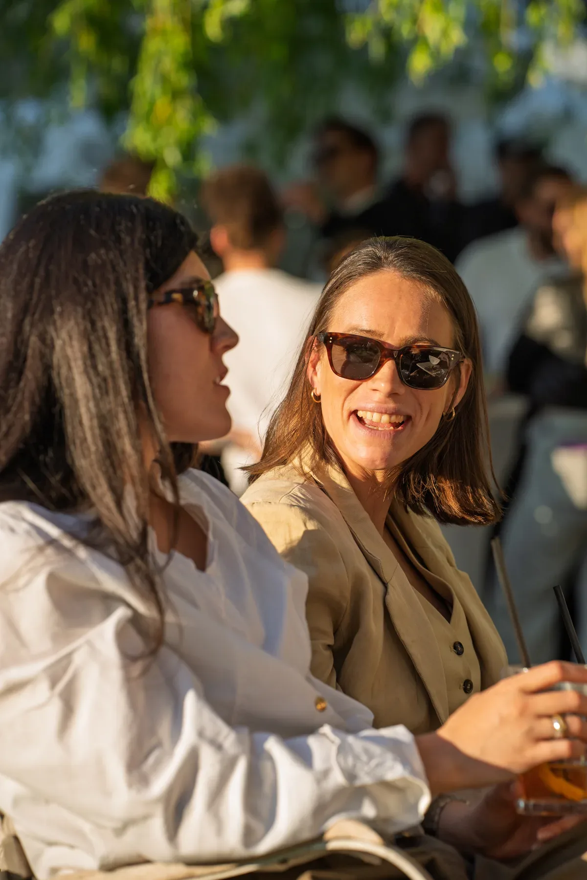 Eventfotograf beim Sommerfest: Gespräche und Networking am Nachmittag