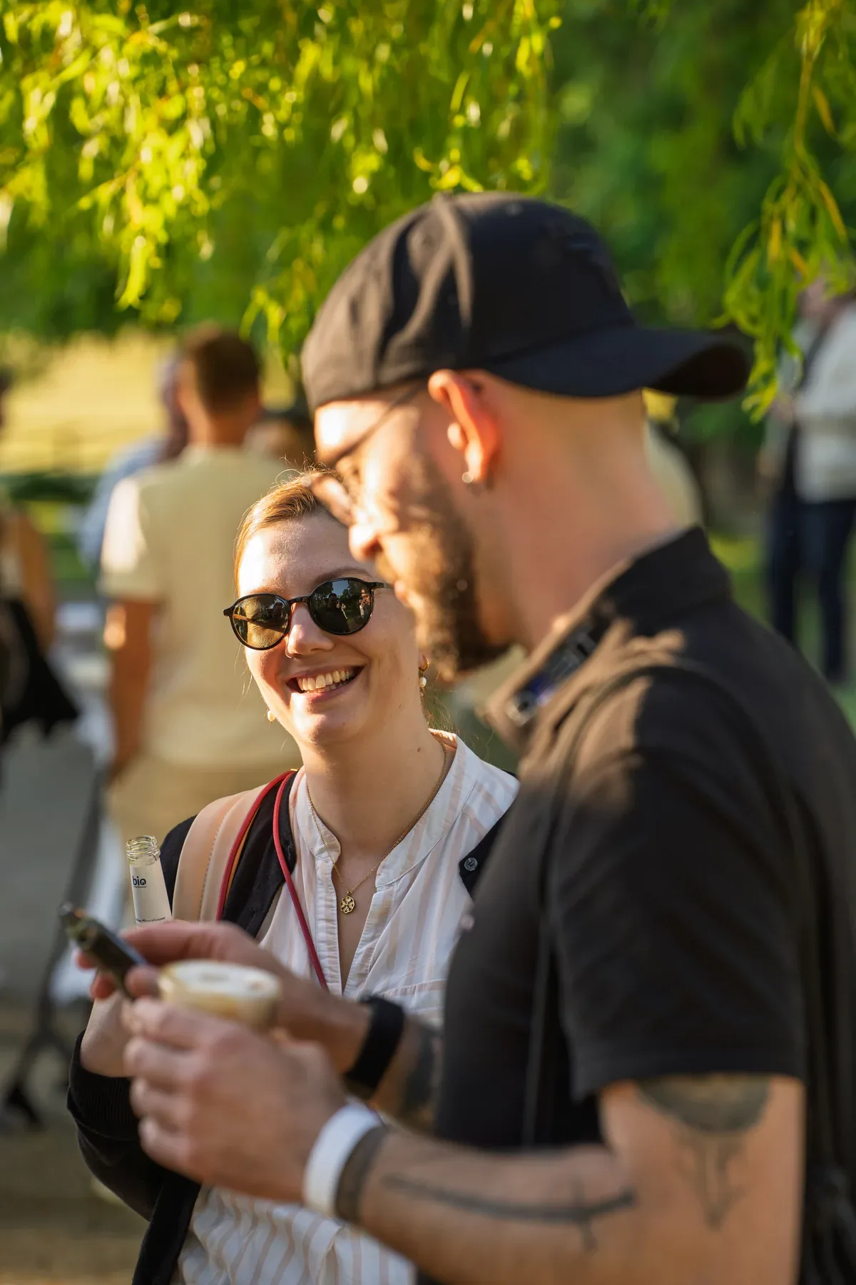 Eventfotografie zur Firmenfeier: Austausch zwischen Mitarbeitenden, Partnern und Lieferanten