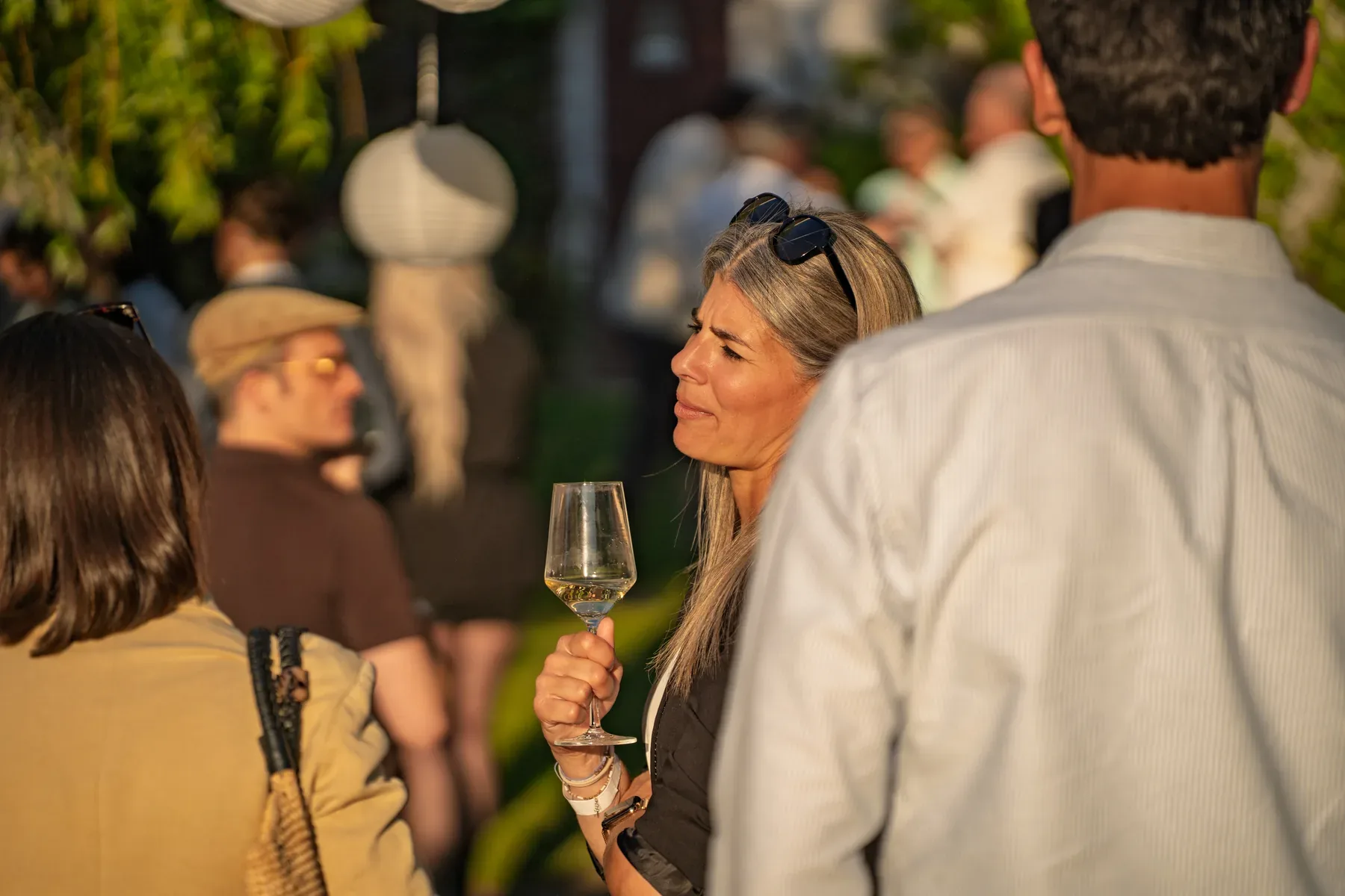 Eventfotograf beim Sommerfest: Gespräche und Networking am Nachmittag