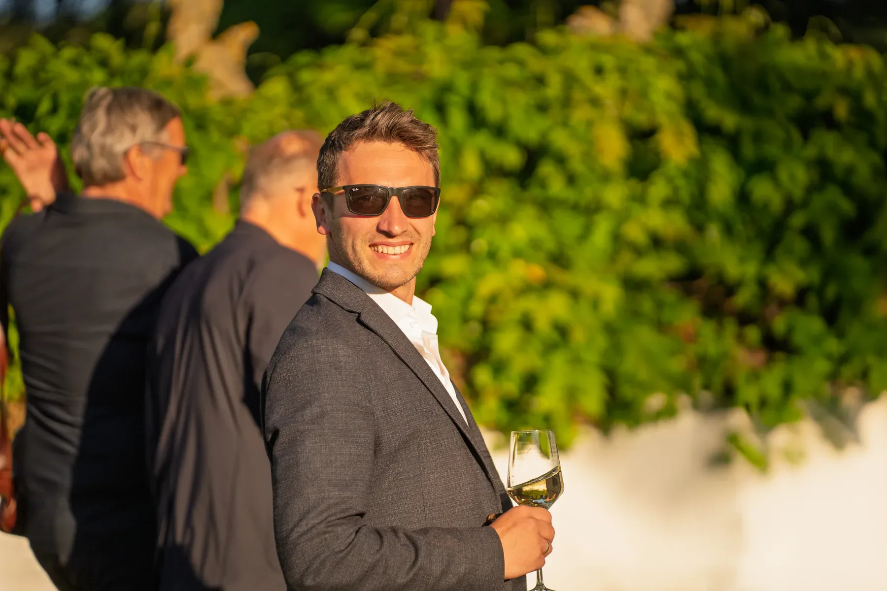 Eventfotografie zur Firmenfeier: Austausch zwischen Mitarbeitenden, Partnern und Lieferanten