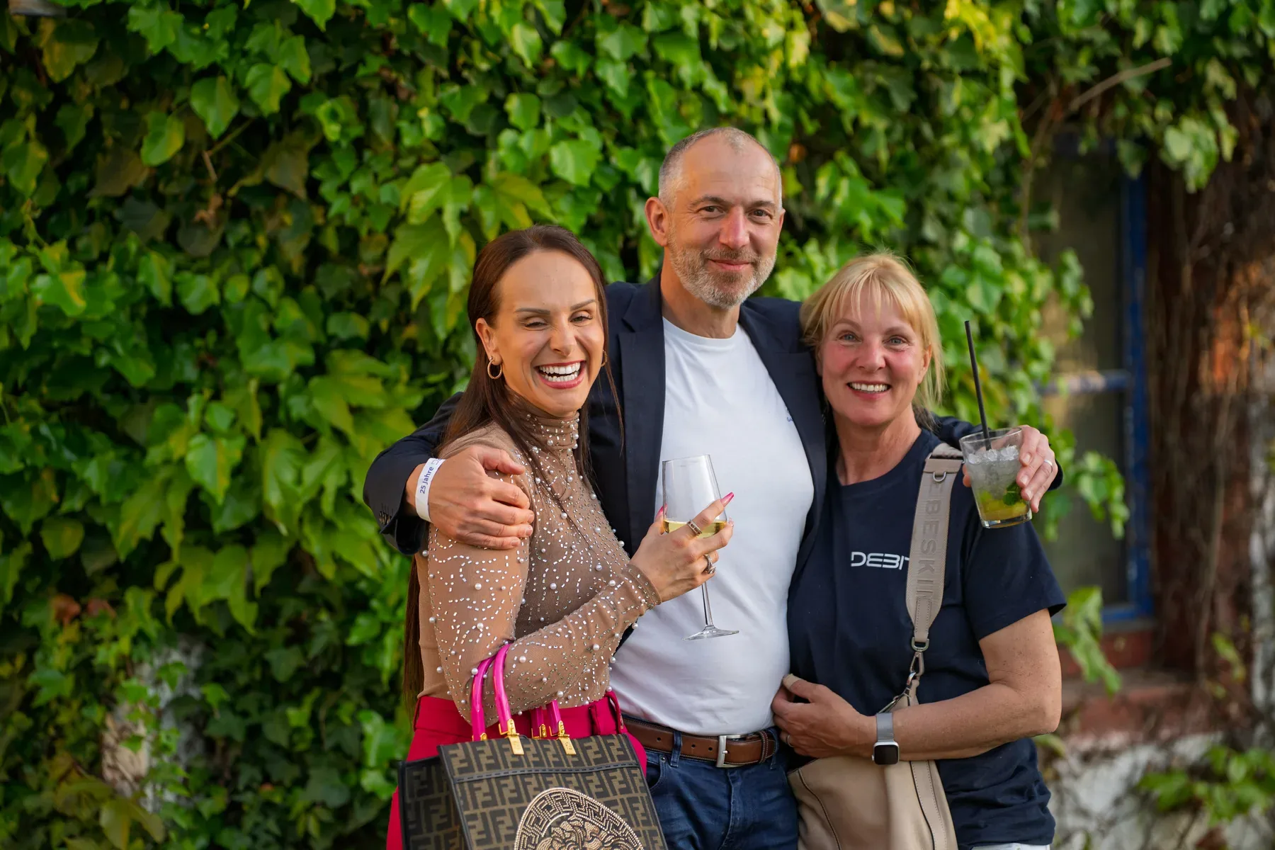 Eventfotograf auf der Firmenfeier: Kollegen im Gespräch beim 25. Jubiläum von debit
