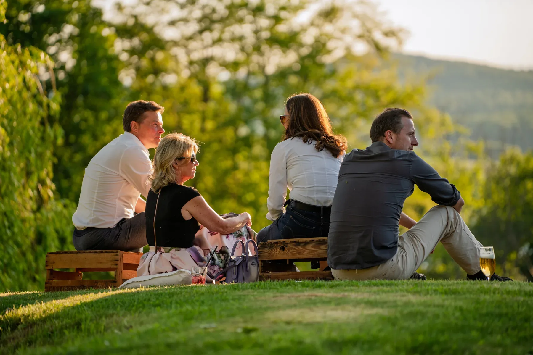 Eventfotograf beim Sommerfest: Gespräche und Networking am Nachmittag