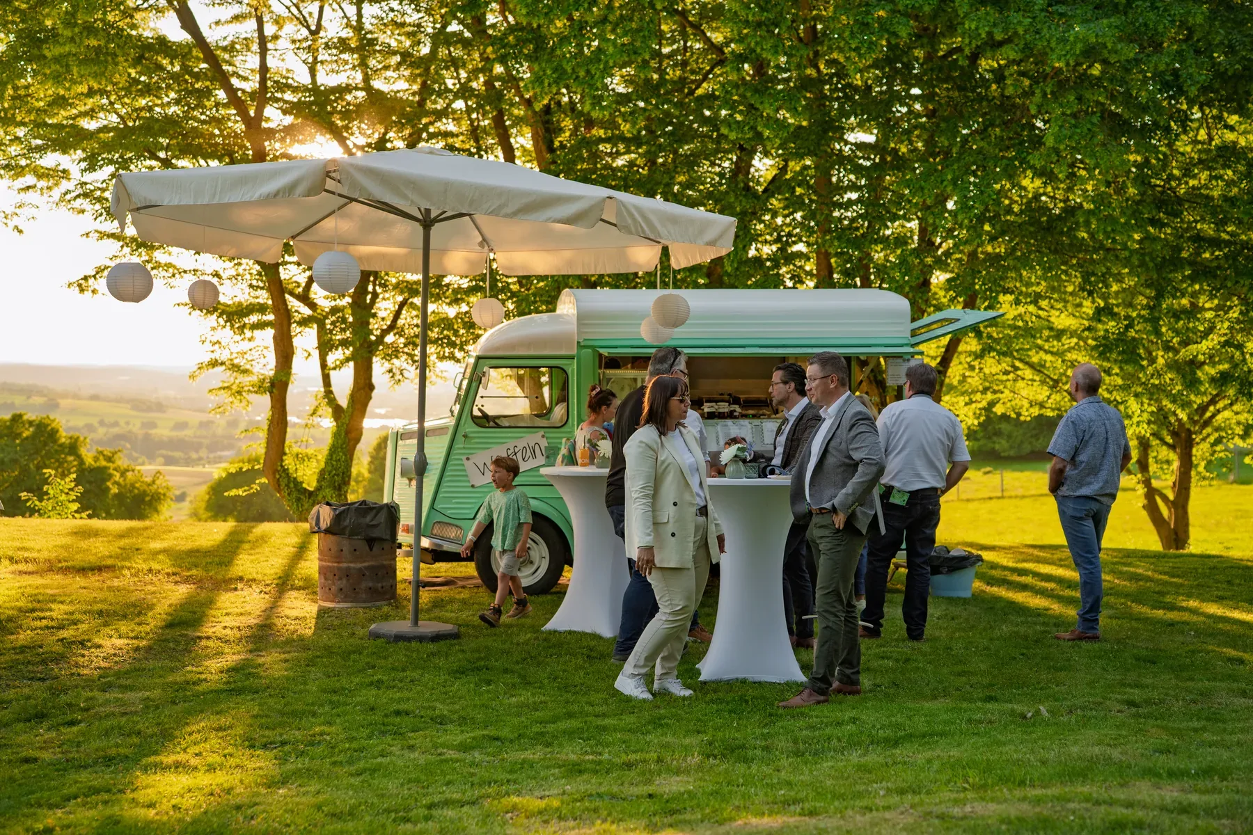 Eventfotografie zur Firmenfeier: Austausch zwischen Mitarbeitenden, Partnern und Lieferanten