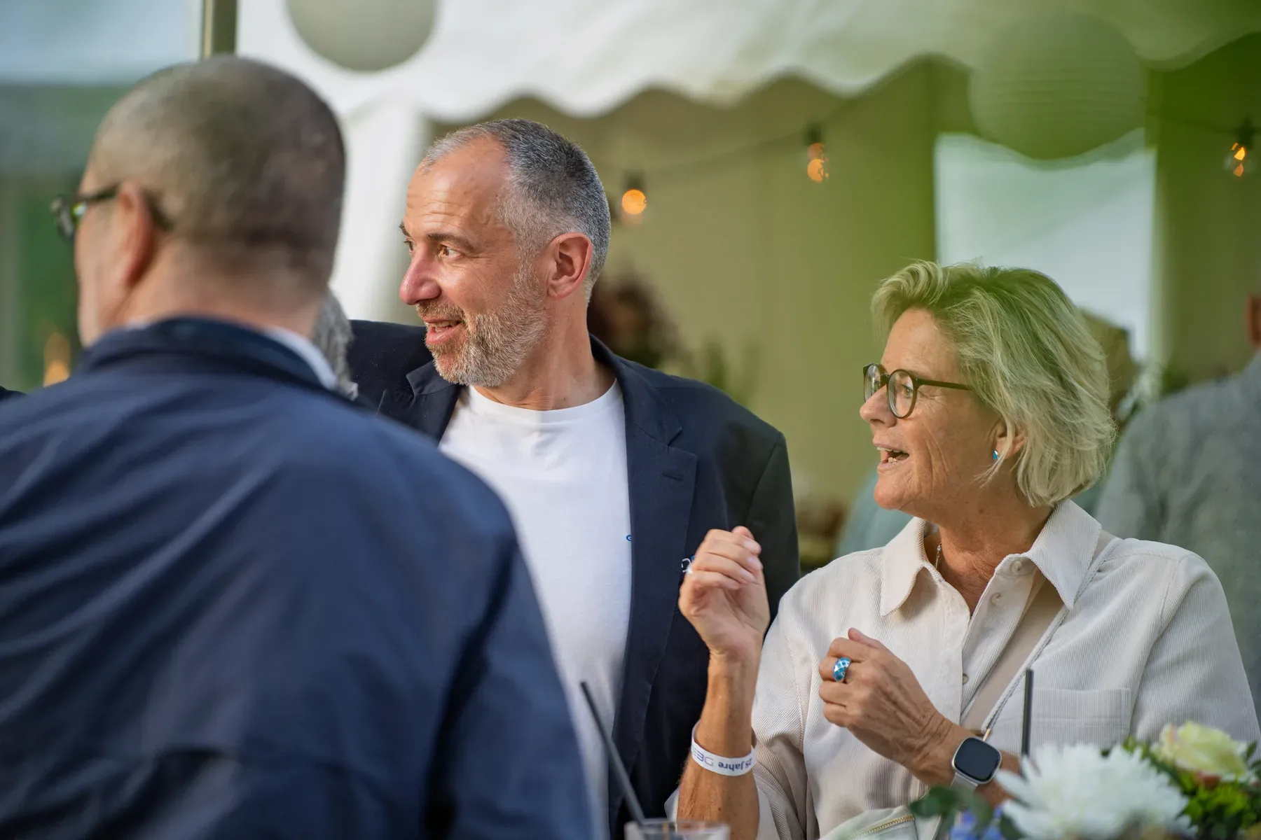 Eventfotograf beim Sommerfest: Gespräche und Networking am Nachmittag