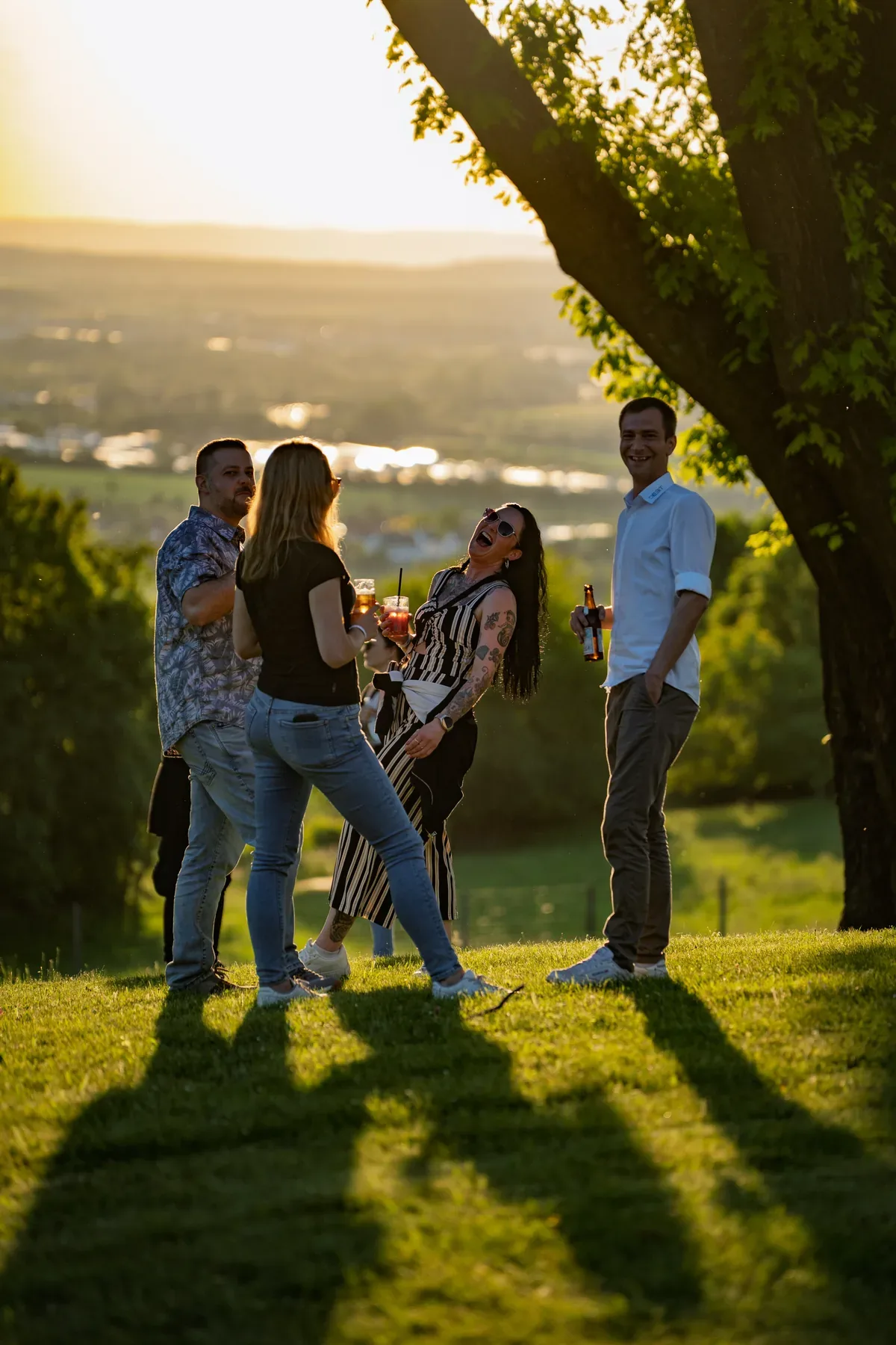 Eventfotografie zur Firmenfeier: Austausch zwischen Mitarbeitenden, Partnern und Lieferanten