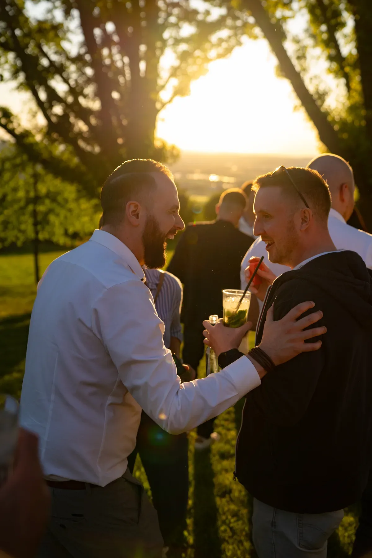 Eventfotograf beim Sommerfest: Portraits von Mitarbeitenden in der goldenen Stunde