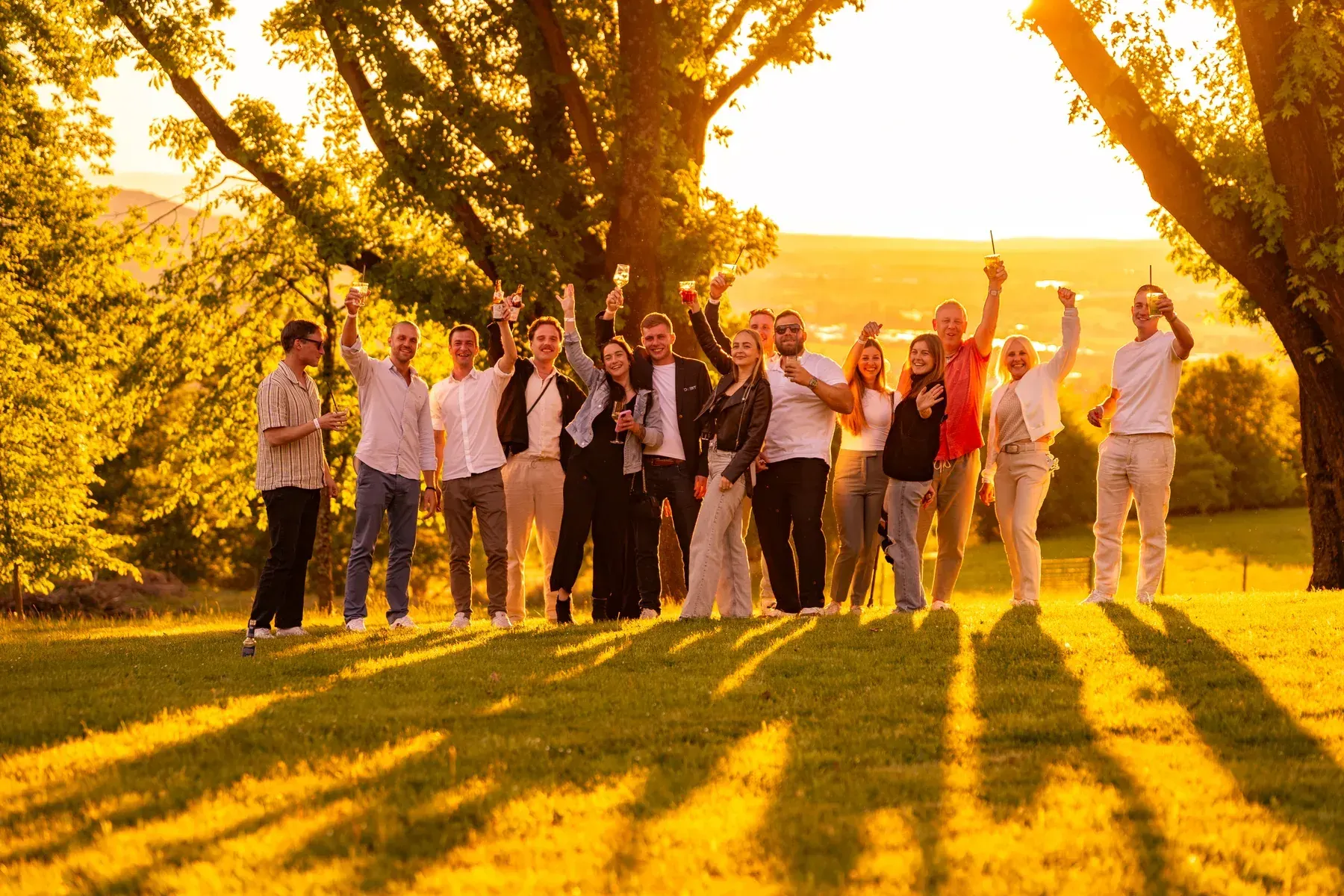 Fotograf für Firmenjubiläum: Gruppenaufnahmen im warmen Sonnenlicht