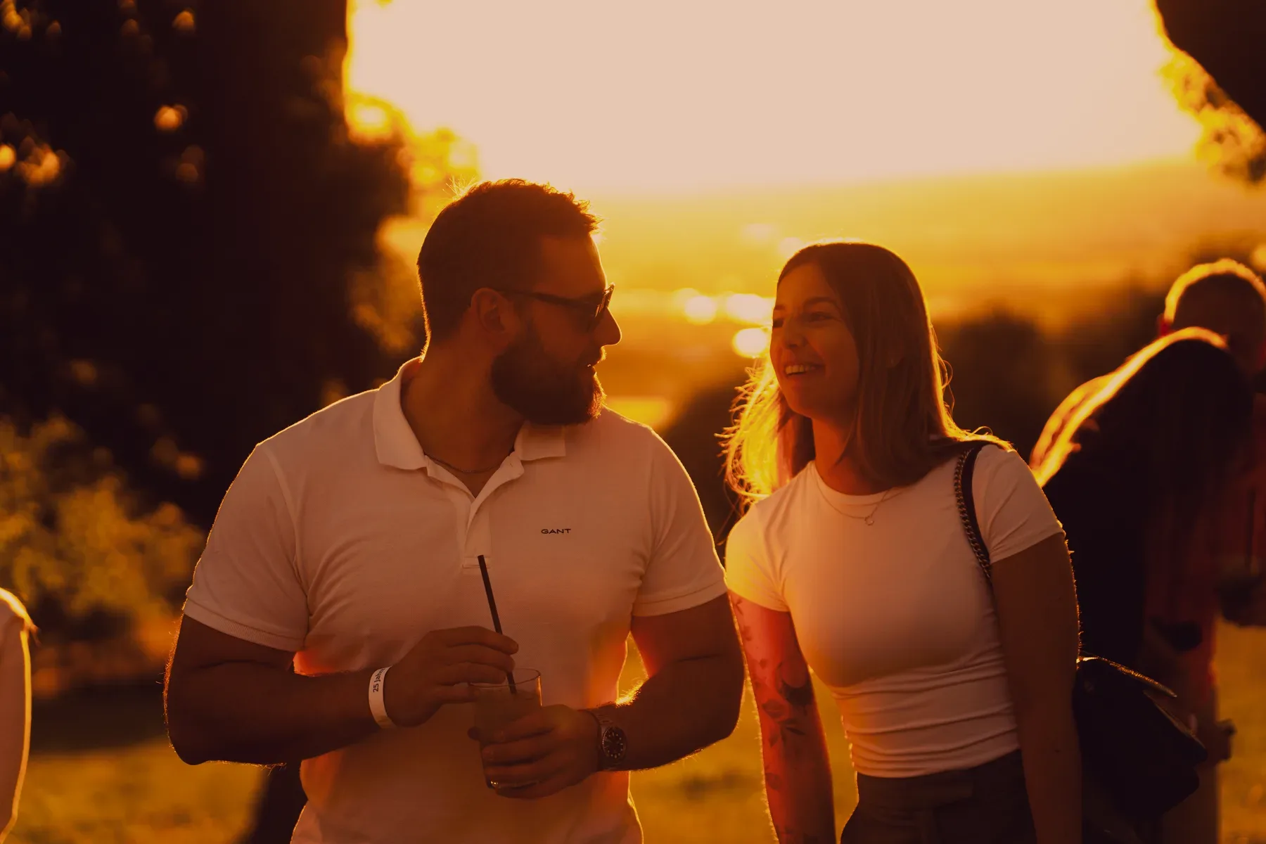 Eventfotograf beim Sommerfest: Portraits von Mitarbeitenden in der goldenen Stunde