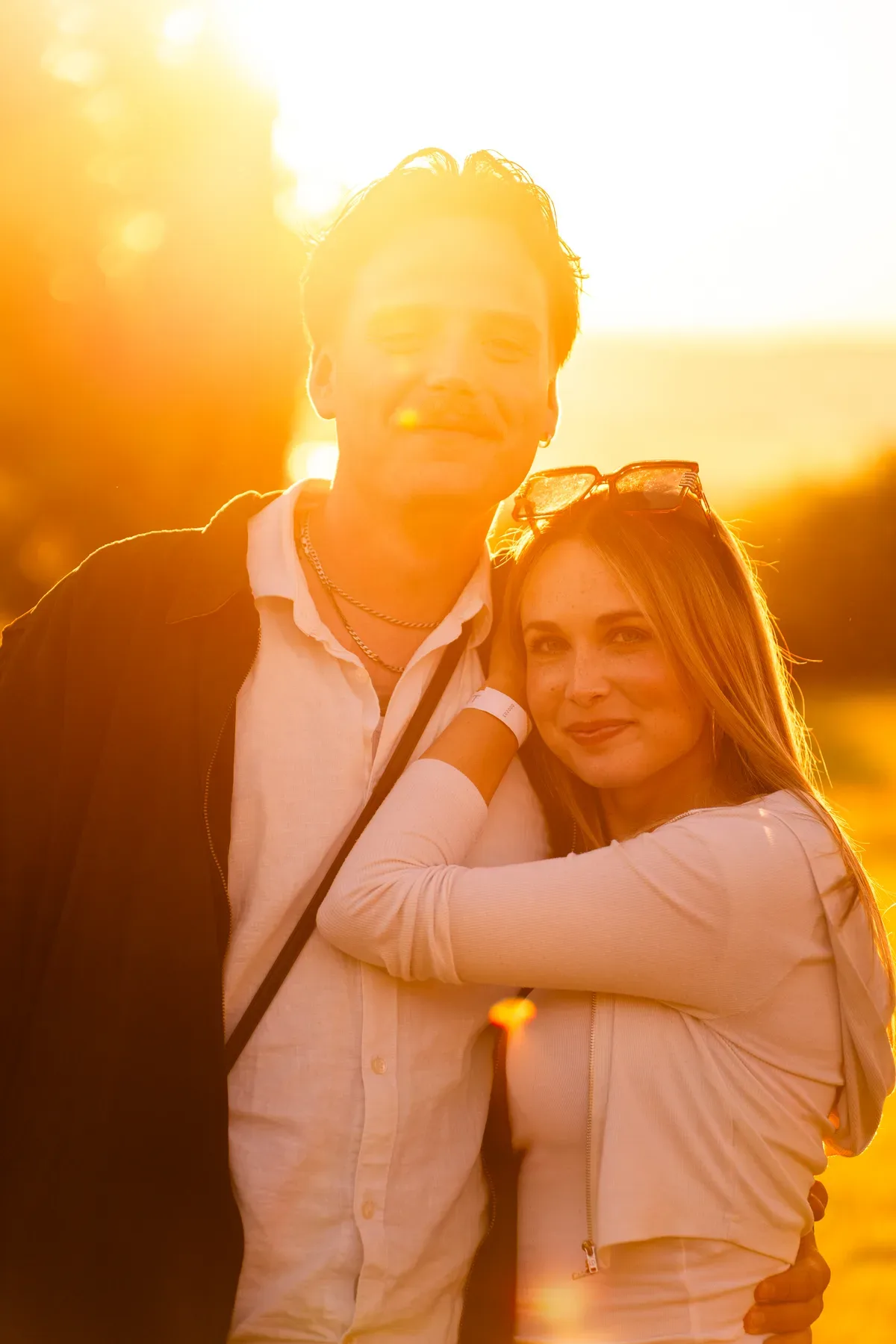 Eventfotograf beim Sommerfest: Portraits von Mitarbeitenden in der goldenen Stunde