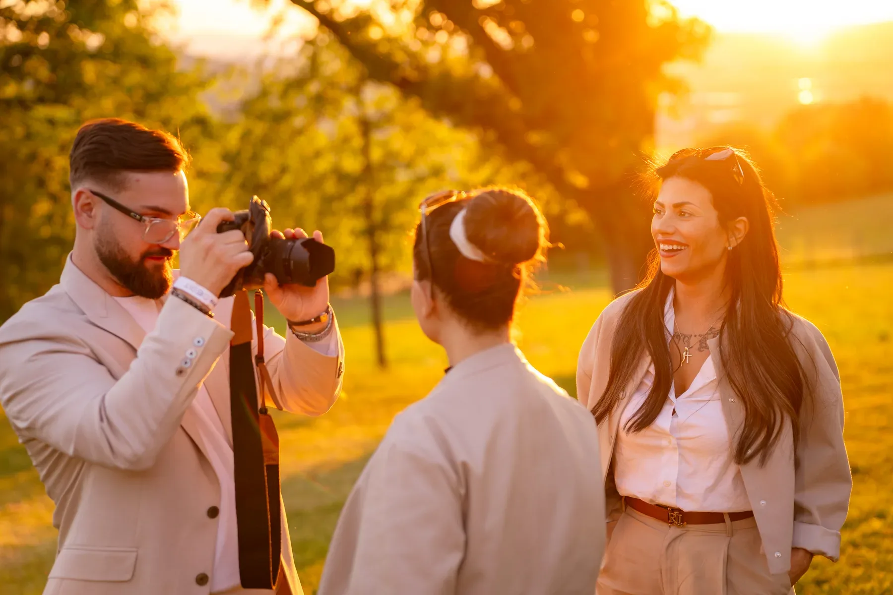 Eventfotograf auf der Firmenfeier: Mitarbeiterportraits vor dem Sonnenuntergang