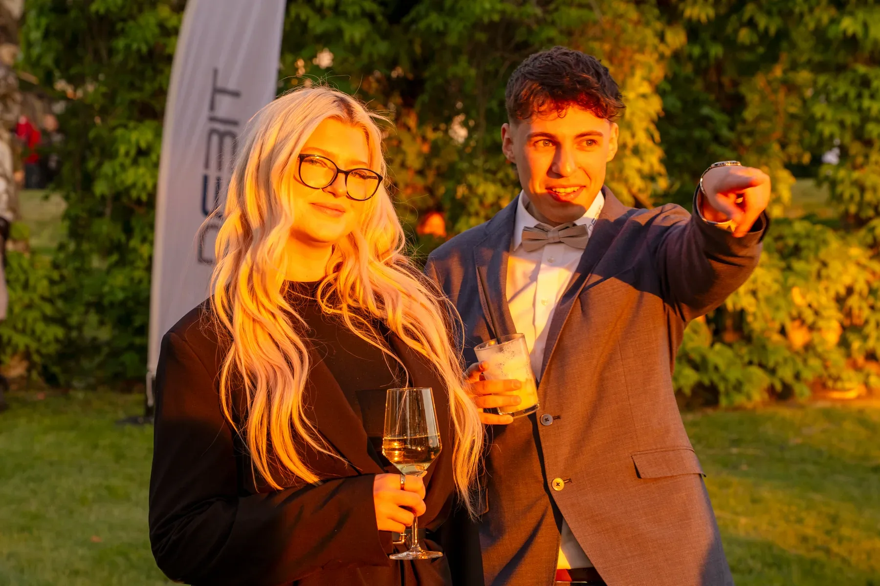 Eventfotograf beim Sommerfest: Portraits von Mitarbeitenden in der goldenen Stunde