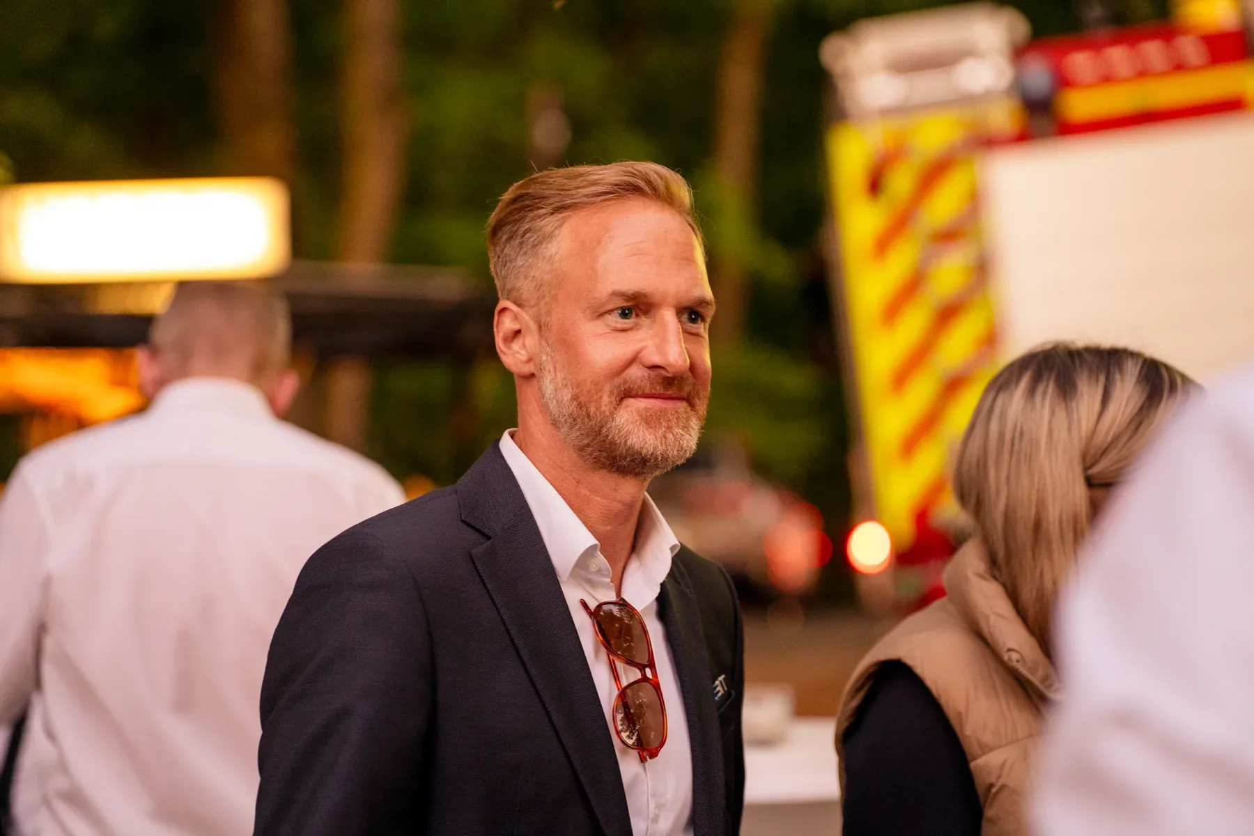 Eventfotograf auf der Firmenfeier: Kollegen im Gespräch beim 25. Jubiläum von debit