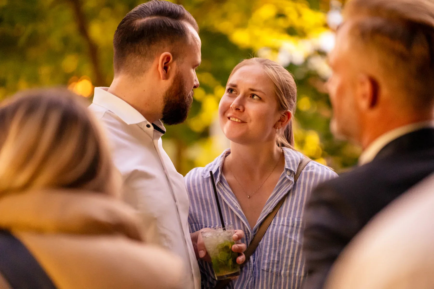 Eventfotografie zur Firmenfeier: Austausch zwischen Mitarbeitenden, Partnern und Lieferanten
