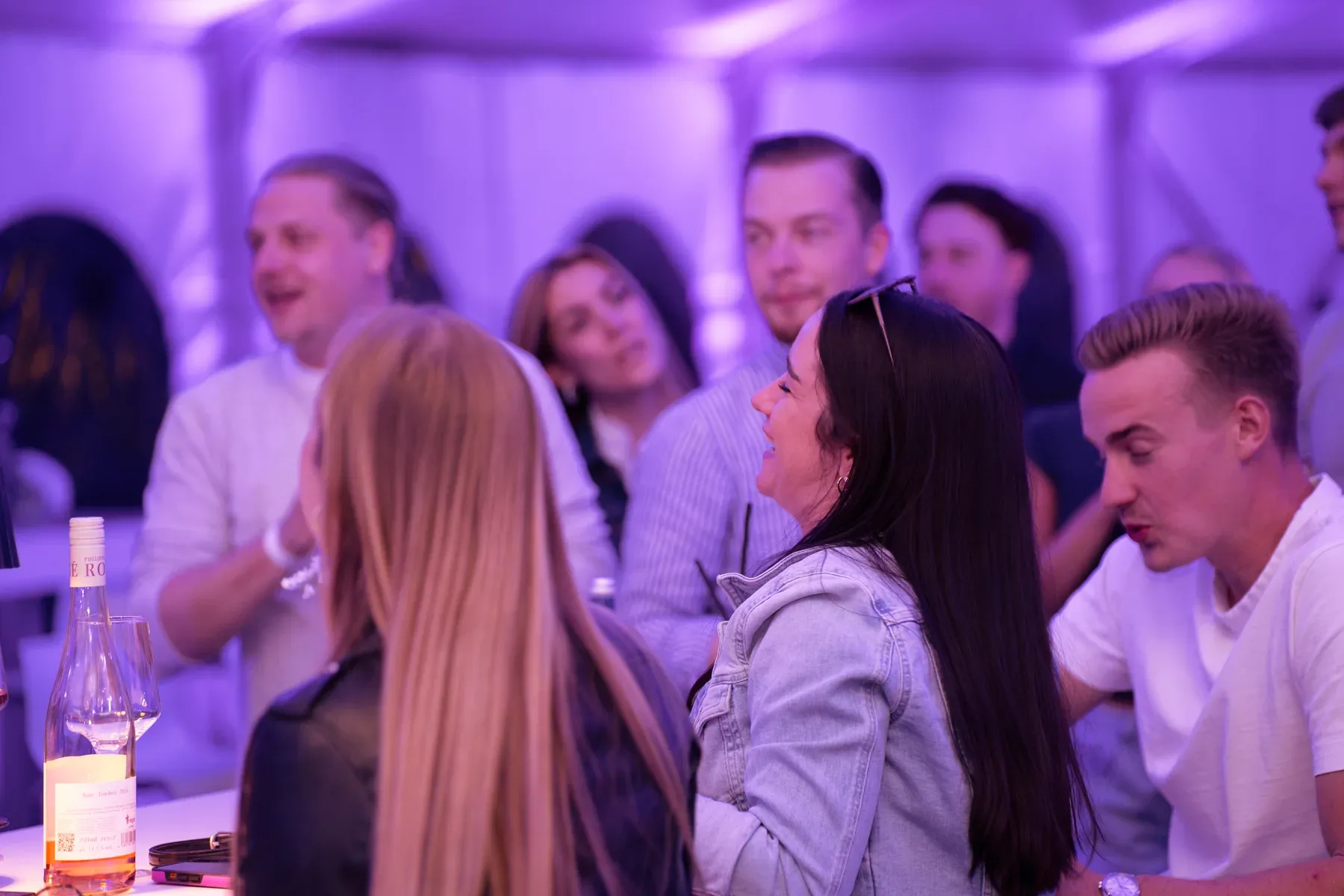 Eventfotograf beim Firmenjubiläum: Stimmung auf der Tanzfläche am späten Abend