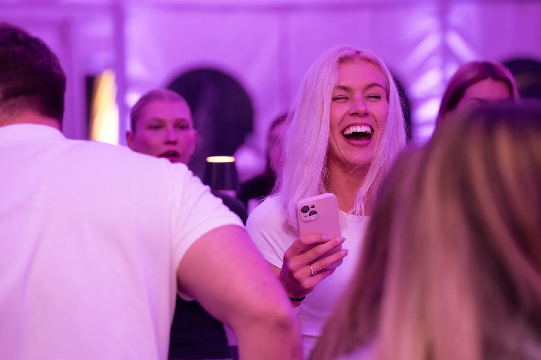 Eventfotografie am Abend: Partystimmung und Tanzfläche beim Firmenjubiläum