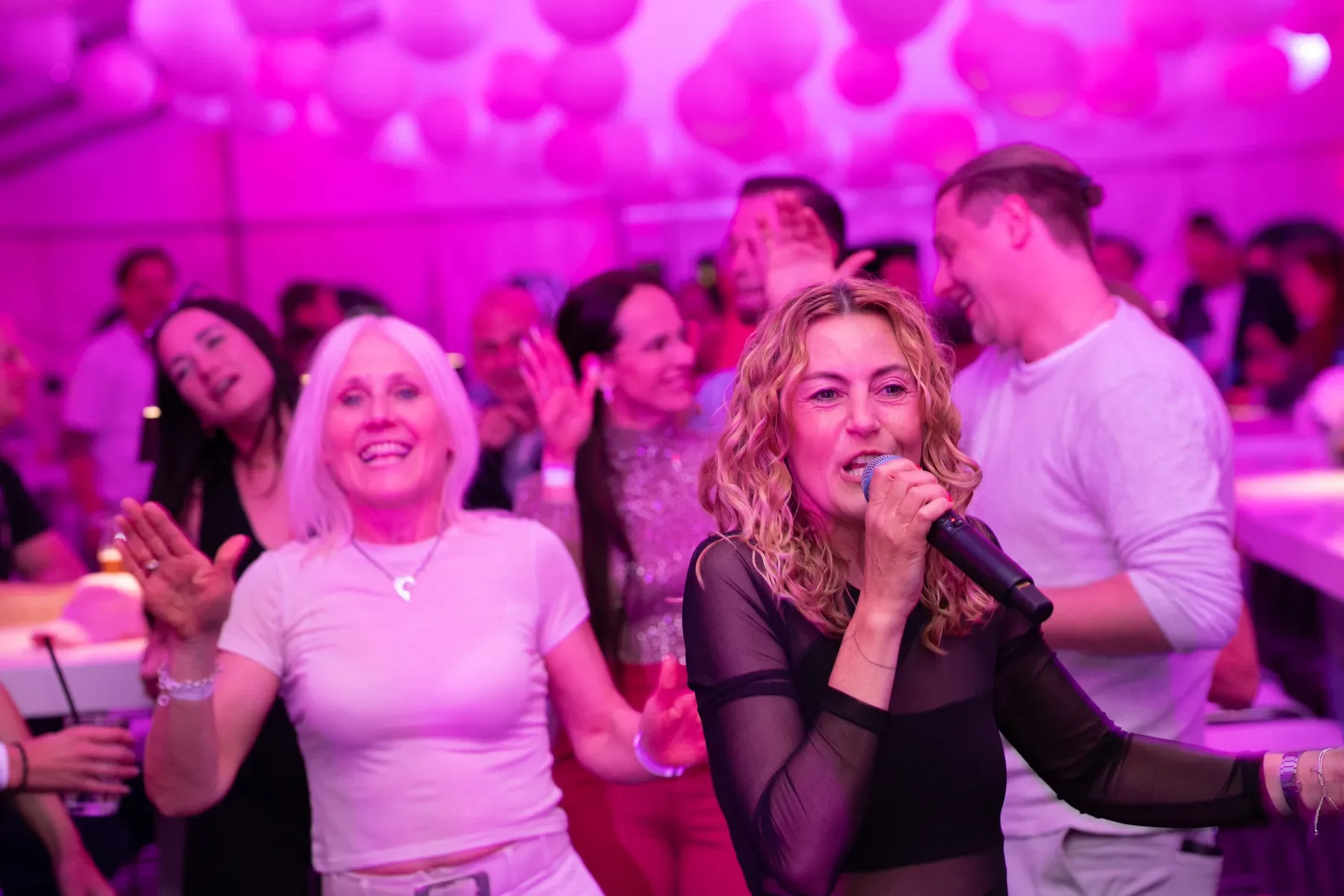 Eventfotografie am Abend: Partystimmung und Tanzfläche beim Firmenjubiläum