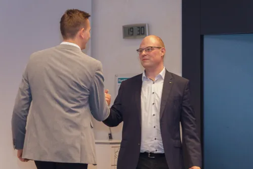 Businessportrait Wirtschaftsjunioren Aschaffenburg: Nahportrait vor neutralem Hintergrund