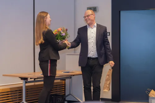 Eventfotograf Jahreshauptversammlung: Networking-Moment im Anschluss an die Wahl
