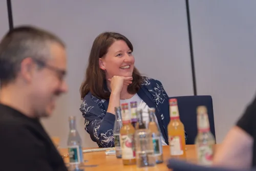 Eventfotograf Jahreshauptversammlung: Gespräch am Rande der Versammlung, Wirtschaftsjunioren Aschaffenburg