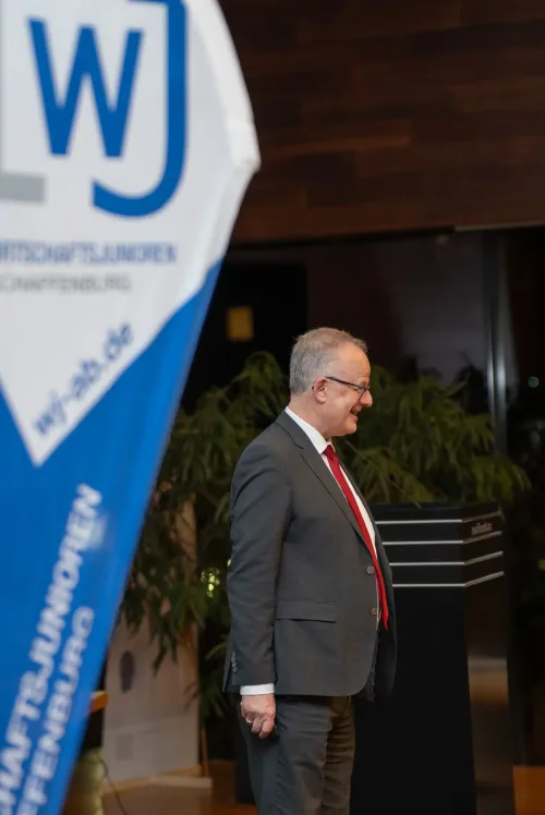Eventfotograf Konjunkturprognose 2025: Prof. Dr. Hartwig Webersinke am Rednerpult im Martinushaus