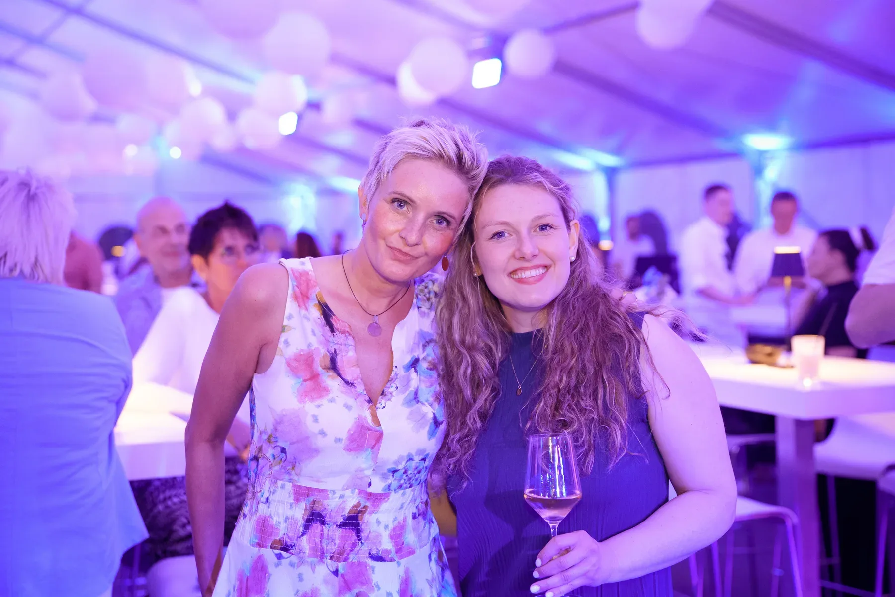 Eventfotograf beim Firmenjubiläum: Stimmung auf der Tanzfläche am späten Abend