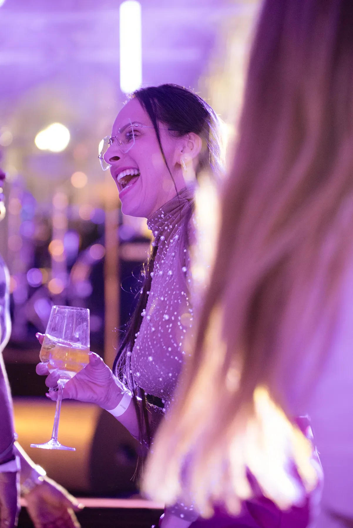 Eventfotografie am Abend: Partystimmung und Tanzfläche beim Firmenjubiläum