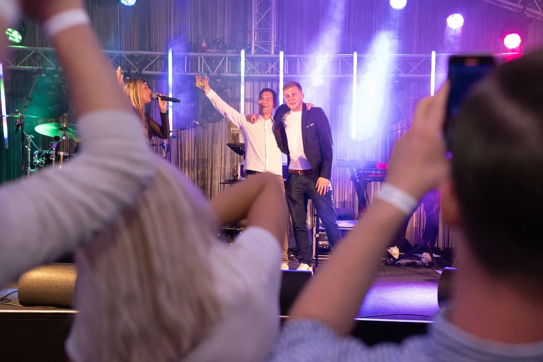 Eventfotograf beim Firmenjubiläum: Stimmung auf der Tanzfläche am späten Abend
