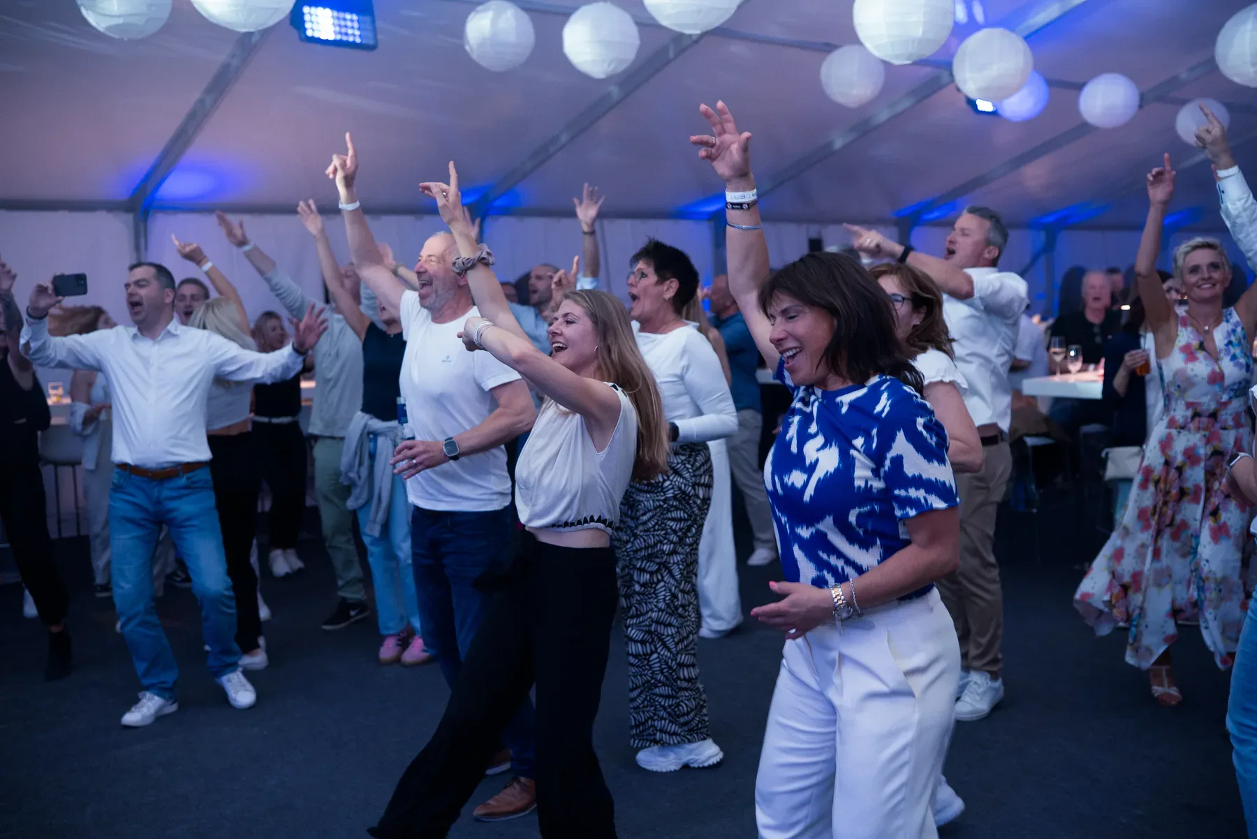 Eventfotograf beim Firmenjubiläum: Stimmung auf der Tanzfläche am späten Abend
