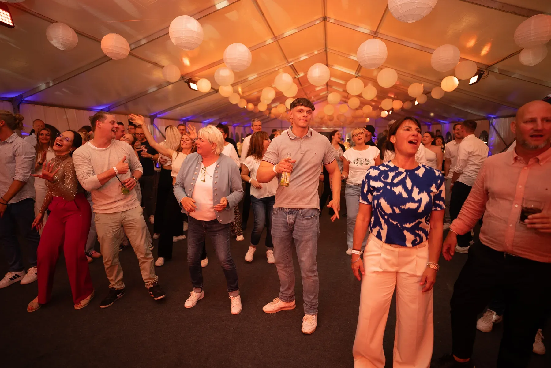 Eventfotograf auf der Firmenfeier: Live-Musik der Band SHAKE beim Sommerfest