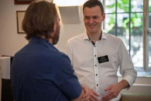 Eventfotograf auf einem Business-Event: Vortrag und Publikum